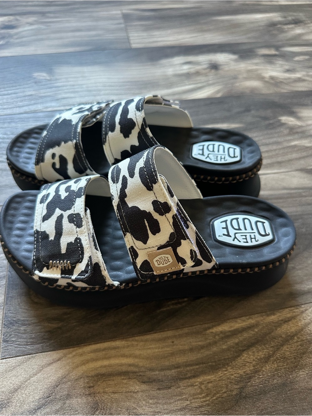 Hey Dude Women's Cow-Print Adjustable Slide Sandals - Black/Cream Platform W8 - Picture 4 of 7